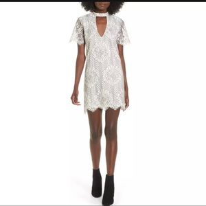 Socialite - Short Sleeve Choker Lace Shift Dress Ivory/Black - SZ: S